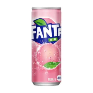 Een slanke, roze blik Fanta met witte perzik-smaak uit Japan. Op de voorkant staat een grote afbeelding van een witte perzik omringd door bubbels, die de bruisende frisdrank benadrukken. Het Fanta-logo prijkt bovenaan en de Japanse tekst “白桃” (witte perzik) staat eronder. Onderaan vermeldt de verpakking "無果汁" (zonder vruchtensap). Dit ontwerp weerspiegelt de unieke en regionale varianten van Fanta.