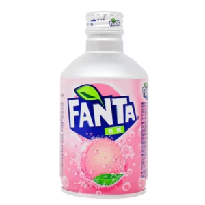 Een fles Fanta White Peach met een roze en witte verpakking. Het Fanta-logo staat groot in blauw en wit met een groene bladaccent erboven. Onder het logo is een afbeelding van een sappige roze perzik omgeven door bubbels, die de bruisende frisheid van de drank benadrukken. Japanse tekst op het label geeft de smaak en productinformatie weer. De witte dop draagt het Fanta-logo, en de fles straalt een zachte, fruitige frisheid uit die past bij de subtiele perziksmaak.